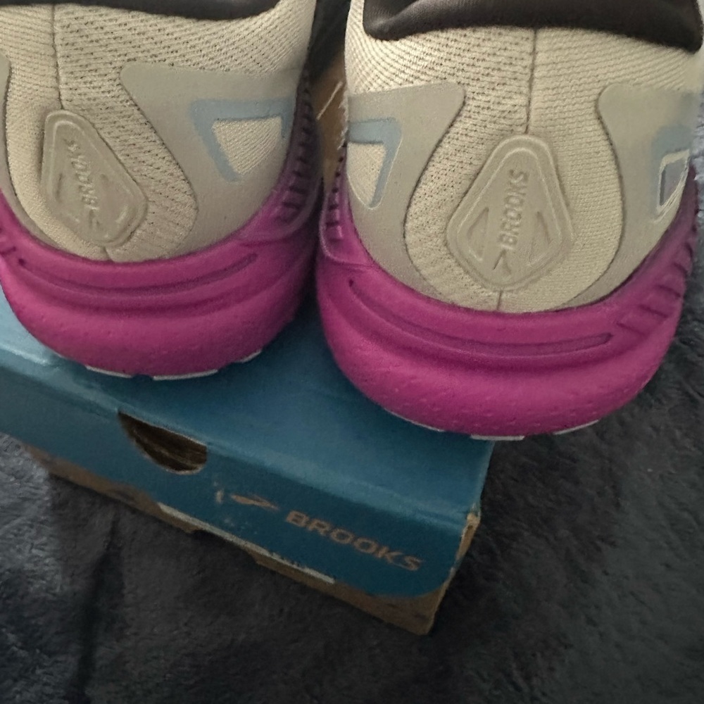 BROOKS Cream and Pink Athletic Shoes•NWOT - Picture 4 of 7